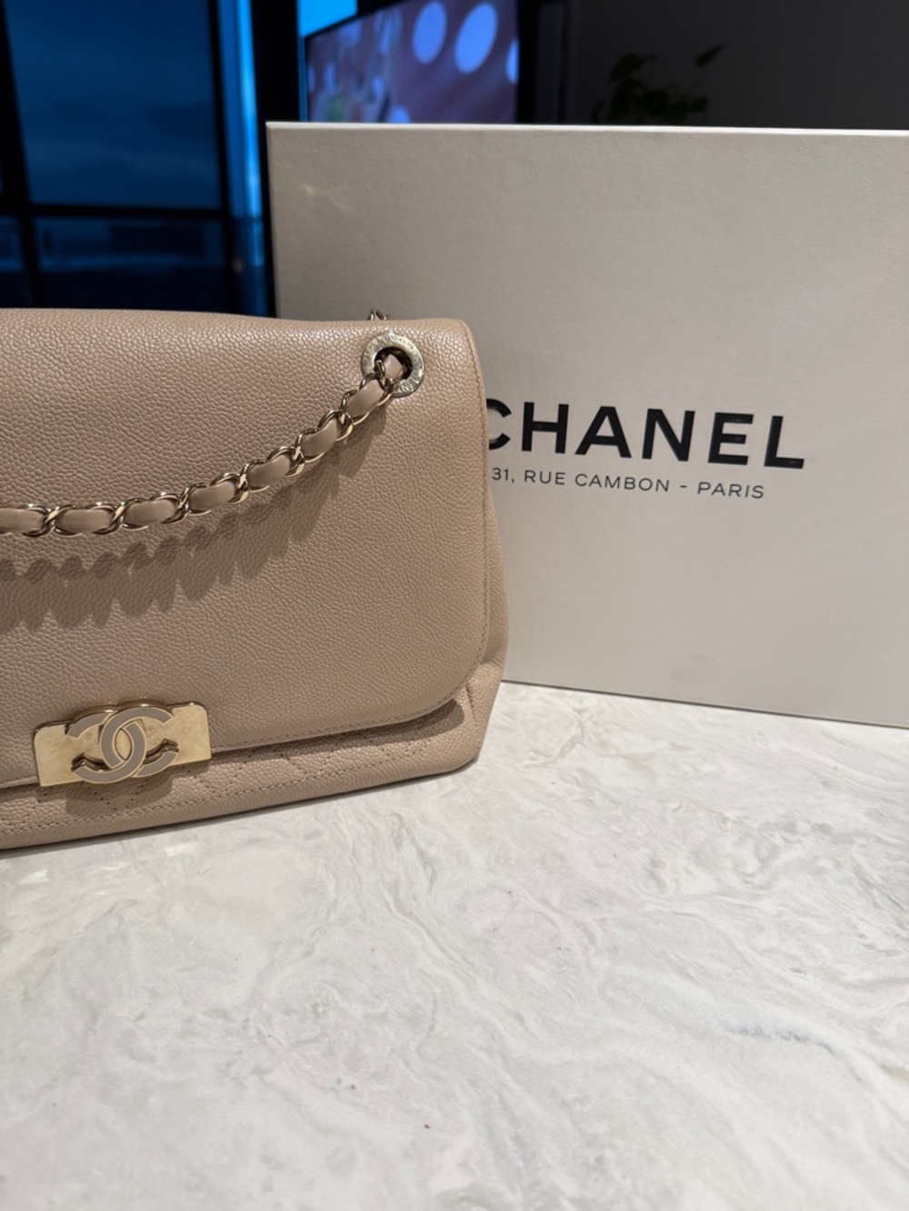 CHANEL Pale Beige Leather Shoulder Bag with Gold Chain - Picture 9 of 9